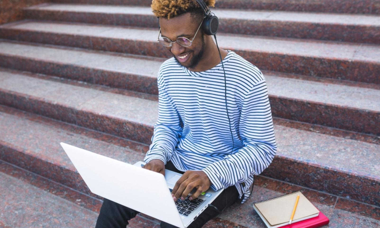 Espacio de trabajo moderno con múltiples monitores mostrando gráficos financieros