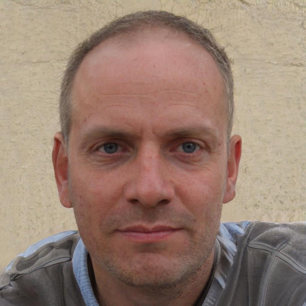 Retrato profesional de Sebastián Morales, Director de Análisis Financiero