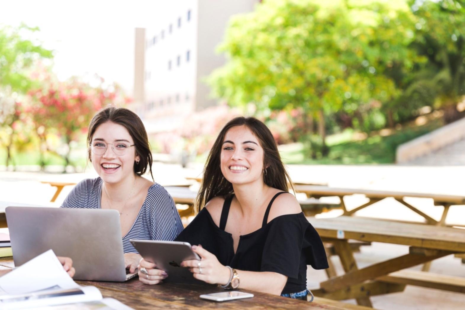 Documentos financieros y calculadora mostrando análisis de rentabilidad empresarial