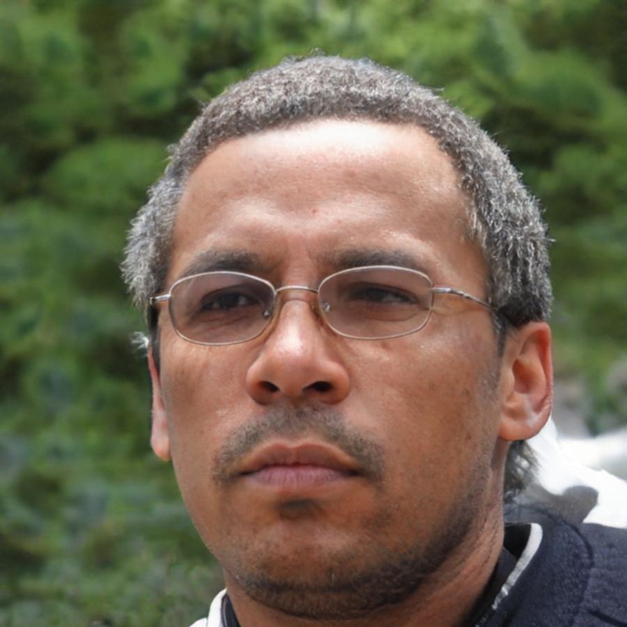 Retrato profesional del instructor especialista en finanzas corporativas